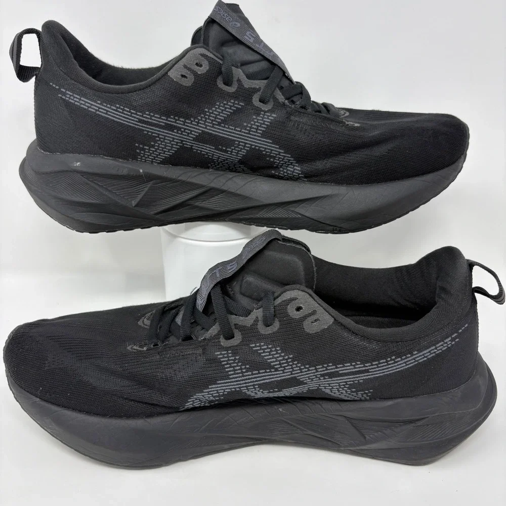 ASICS Novablast 5 Mens Size 10 Black Athletic Running Shoes Sneakers (1011B974)